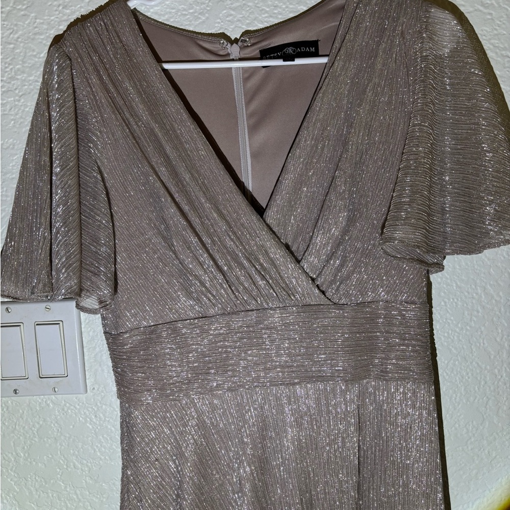Betsy & Adam women's metallic flutter-sleeve formal gown - Picture 4 of 8